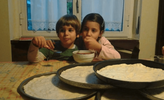 Leo e Giulia fanno la pizza a casa