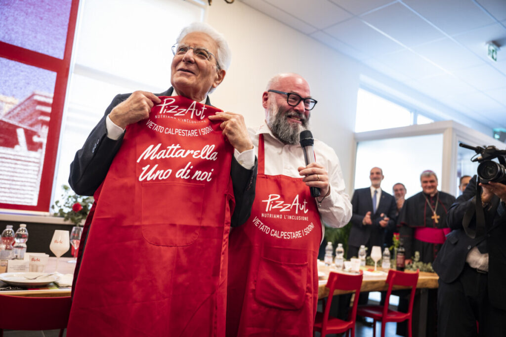 Il Presidente delle Repubblica Sergio Mattarella indossa il grembiule di PizzAut